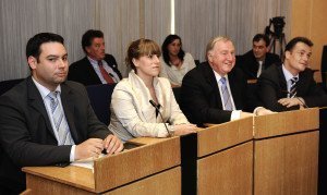 Die DG-Regierung mit den Ministern Harald Mollers, Isabelle Weykmans, Karl-Heinz Lambertz und Oliver Paasch (v.l.)