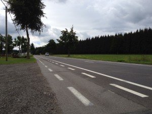 Die Straße von Baugnez nach Ligneuville: beidseitig ein Radweg. Foto: OD