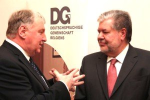 Karl-Heinz Lambertz (links) im Gespräch mit dem inzwischen ehemaligen rheinland-pfälzischen Ministerpräsidenten Kurt Beck.