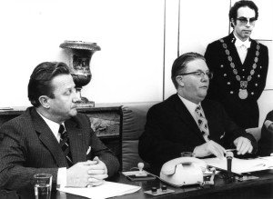 Dieses Bild ist legendär: Staatssekretär Willy Schyns (rechts) mit Johann Weynand am 23. Oktober 1973 bei der Einsetzung des RdK. Foto: DG-Parlament