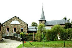 Eine Rückansicht der Dorfschule in Espeler, direkt neben der Kirche.