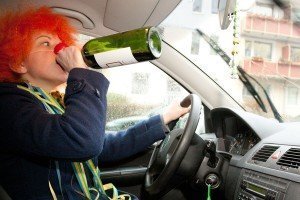 Das sollten Karnevalisten auf keinen Fall machen: Wer Alkohol trinken möchte, sollte aufs Autofahren verzichten. Foto: dpa