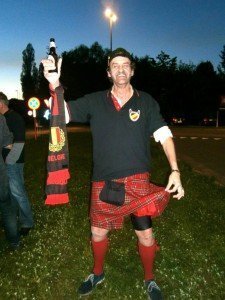 Wilfried Thelen im Schottenrock. Anfang September treffen die Roten Teufel wieder auf Schottland.
