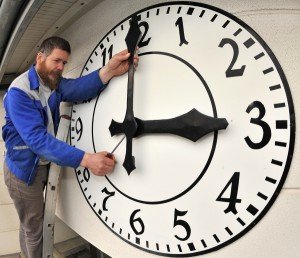 In der Nacht zum Sonntag werden die Uhrzeiger um eine Stunde zurückgestellt. Foto: dpa