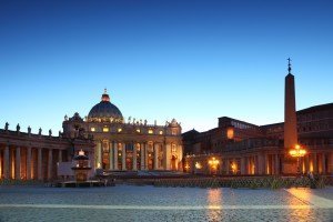Der Petersdom in Rom: Im Vatikan findet momentan die Bischofssynode statt. Das Outing des homosexuellen Theologen Charamsa sorgt für Aufregung. Foto: Shutterstock