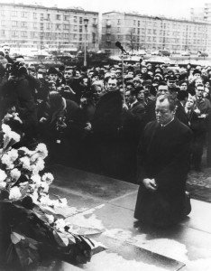 Am 7.12.1970 kniet der damalige Bundeskanzler Willy Brandt vor dem Ehrenmal in Warschau, das den Helden des Ghetto-Aufstands von 1943 gewidmet ist. Das Bild des deutschen Kanzlers, der kniend den Opfern des Nationalsozialismus die Ehre erwies, ging damals um die Welt. Foto: dpa