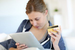 Bestellen und zahlen vom heimischen PC aus: Das Online Shopping ist weiter auf dem Vormarsch. Foto: Shutterstock
