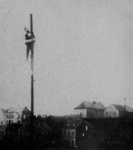 Rückzug 1918: Ein als Strohpuppe aufgehängter Wilhelm II., vermutlich in Welkenraedt. Foto: Sammlung Ruland