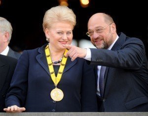 Martin Schulz, Karlspreisträger 2015, bei der Verleihung des Karlspreises im Jahr 2013 an Dalia Grybauskaite. Foto: dpa