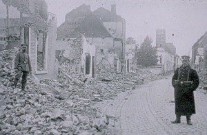 Kaum noch ein Stein auf dem anderen: Dieses Bild zeigt das zerstörte Visé an der Maas nach dem Einmarsch der deutschen Truppen im August 1914.