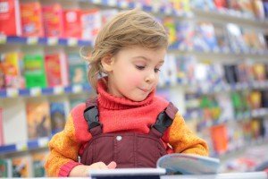 Früh übt sich...: Die Leseförderung bei Kindern ist entscheidend. Dabei haben nicht zuletzt auch die Eltern eine wichtige Rolle zu spielen. Foto: Shutterstock