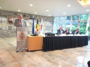 Karl-Heinz Lambertz (links) bei einer Ansprache anlässlich einer Veranstaltung zum Thema "Belgien zu viert". Foto: OD