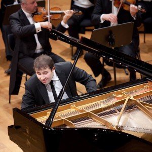Der russische Preisträger Stanislav Khristenko bringt alle Qualitäten mit, die das populäre Opus 23 seines Landsmannes Pjotr I. Tschaikowsky an einen Pianisten stellen.