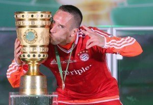 Bayern-Star Franck Ribéry 2013 mit dem DFB-Pokal. Foto: dpa