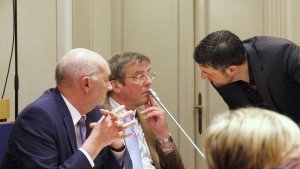 PDG-Abgeordnete der CSP im Gespräch (v.l.n.r.): Erwin Franzen, René Chaineux und Pascal Arimont. Foto: Gerd Comouth