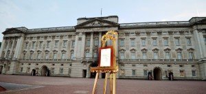 Vor dem Buckingham Palast in London wurde der Tradition gemäß eine Mitteilung zur Geburt auf einer goldenen Staffelei hinter dem Haupttor ausgehängt. Foto: dpa