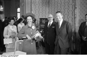 König Baudouin (rechts) und Königin Fabiola Bei einem Staatsbesuch in Deutschland 1971. In der Mitte der damalige Ministerpräsident von Nordrhein-Westfalen Heinz Kühn. Foto: Wikipedia