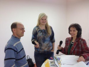 Polina Milling (Mitte), Präsidentin der VoG "Privater Rundfunk in Ostbelgien", dem Trägerverein von RADIO 700, mit Moderatorin Maria Schweisthal (rechts) und einem Interviewgast.