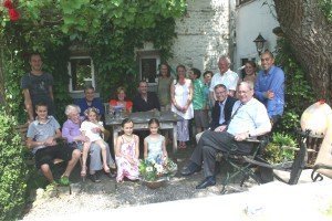 Die 7-malige Ur-Oma Inge Gerckens (sitzend, 2.v.l.) bei der Geburtstagsfeier im Kreise der Familie und Freunde. Rechts erkennt man Ex-Ministerpräsident Joseph Maraite. Foto: BRF