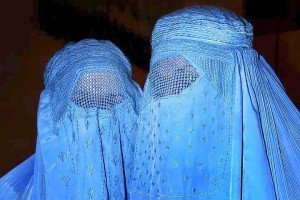 Eine Burka tragend, so wie diese beiden Frauen, begab sich Nathalie Wimmer durch die Eupener Innenstadt. Foto: Shutterstock
