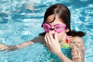 Vor allem Kinder sind gefährdet, wenn zu viel Chlor ins Schwimmbad eingegeben wird. Foto: Shutterstock