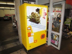 Der Frittenautomat am Eingang eines Proxy Delhaize in der Chaussée de Gand in Brüssel. Foto: OD