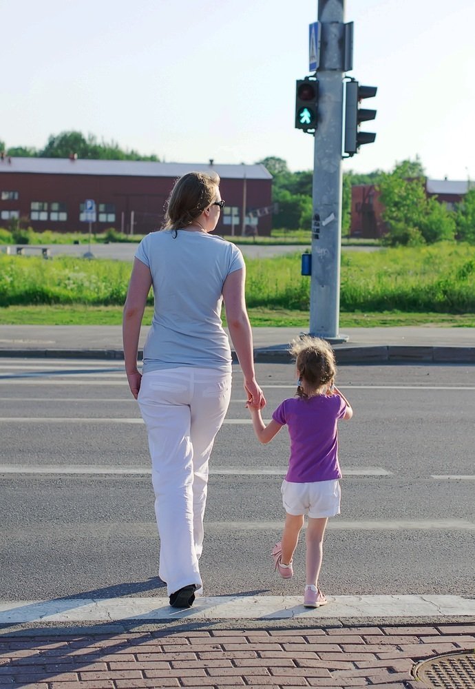 Дети через дорогу. Дети переходят дорогу. Мама с ребенком переходят дорогу. Родители и дети на дороге. Ребёнокперехожит дорогу.