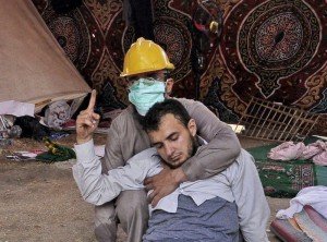 Eine Szene vom vergangenen Mittwich: Ein Ägypter hilft einem verletzten Anhänger der Muslimbrüder. Foto: dpa