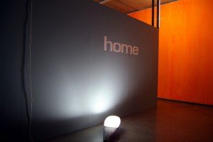 Eine Doppelausstellung der Gegensätze: Paul Schwer mit "home" und Emmanuel Van der Auwera mit "O Superman". Foto: Serge Cloot