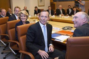 Der neue australische Premier Tony Abbott mit seinem Kabinett. Im Hintergrund erkennt man Mathias Cormann. Foto: dpa