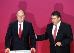 SPD-Kanzlerkandidat Peer Steinbrück (links) und Parteichef Sigmar Gabriel am Sonntagabend in der SPD-Zentrale in Berlin. Foto: dpa