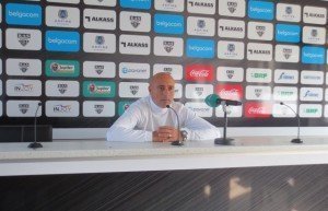 AS-Trainer Bartolomé Marquez Lopez am Dienstag bei der Pressekonferenz zum Pokalspiel in Anderlecht. Foto: OD