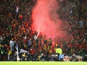 Fast 10.000 belgische Fans im Hampden Park - beeindruckend! Foto: dpa