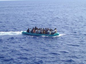 Ein Boot mit Flüchtlingen vor Lampedusa. Foto: Wikipedia