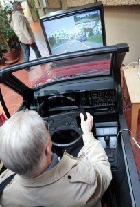 An einem Fahrsimulator testen Senioren während eines Verkehrsseminars der Polizei ihre Fahrtüchtigkeit. Foto: dpa
