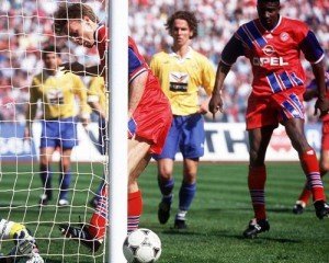 1994 hatte Thomas Helmer beim 2:1 des FC Bayern gegen den 1. FC Nürnberg ebenfalls ein Phantomtor "erzielt". Foto: dpa