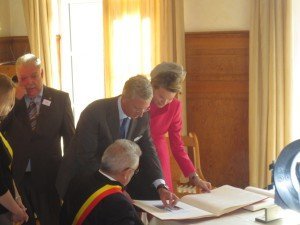 Bürgermeister Karl-Heinz Klinkenberg (im Vordergrund) mit König Philippe und Königin Mathilde am 23. Oktober im Eupener Rathaus. Foto: Gerd Comouth