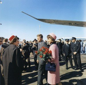 Präsident John F. Kennedy und seine Ehefrau Jacqueline nach der Ankunft auf dem Flughafen von Dallas. Foto: Wikipedia