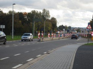 Durch die Arbeiten auf und nahe der Autobahnbrücke ist das Problem des Verkehrs auf der Herbesthaler Straße noch akuter geworden. Foto: OD