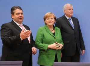 Bundeskanzlerin Angela Merkel mit SPD-Parteichef Sigmar Gabriel (links), Bundeskanzlerin Angela Merkel (CDU) und CSU-Vorsitzender Horst Seehofer. Foto: dpa