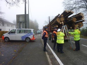 Ein Langholzlaster wird kontrolliert. Foto: Polizei Eifel