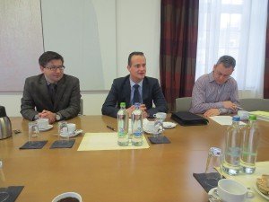 Unterrichtsminister Oliver Paasch (Bildmitte) mit seinen Beratern Serge Heinen (links) und Franz Melchior. Foto: OD