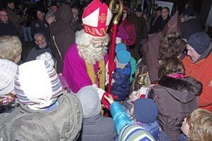 Der Nikolaus mit zwei "Hans Muff" auf dem Eupener Weihnachtsmarkt 2013. Foto: Gerd Comouth