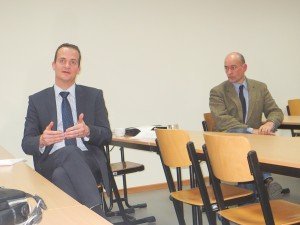 Unterrichtsminister Oliver Paasch (links, hier mit Stephan Boemer, Direktor der Autonomen Hochschule). Foto: OD
