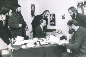 Redaktionsmitglieder des "Grenzland-Report" 1984 bei einer Besprechung (v.l.n.r.: Gerard Cremer, Werner Barth, Werner Mießen, Freddy Derwahl, Werner Baumgarten und Edgard Belleflamme).