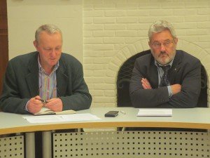 Arthur Genten (links, hier mit Bürgermeister Karl-Heinz Klinkenberg) am Montag bei der Pressekonferenz des Gemeindekollegiums im Rathaussaal. Foto: OD