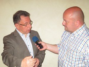 André Goebels bei einem Interview für Radio Contact (hier mit dem Eupener CSP-Fraktionsvorsitzenden Martin Orban). Foto: OD