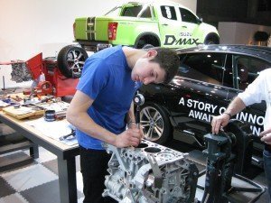 Kandidat Danny Lütgen prüft den Zylinderverschleiß an einem BMW-Motor.