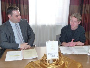 Minister Harald Mollers (links) mit dem Kunstschüler Kai Drosson, der das Logo für das Qualitätslabel entworfen hat. Foto: OD