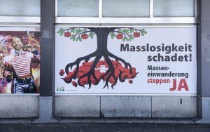 Ein Plakat der Schweizer Initiative gegen "Massenzuwanderung". Foto: dpa